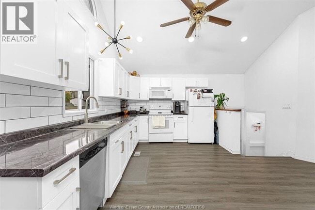 Photo du bâtiment - 1595 Sprucewood Ave