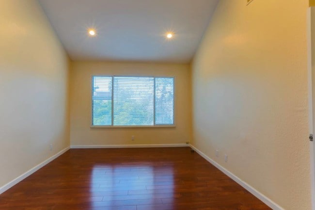 Building Photo - 6412 Buena Vista Dr