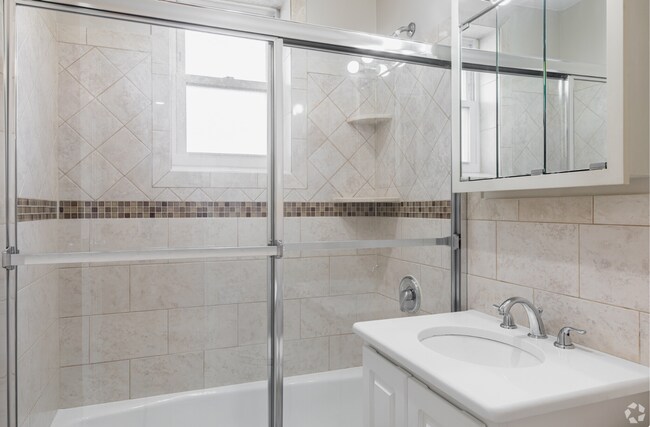 Building Photo - Beautifully One Bedroom Two Blocks From Train!! On-Site Parking available!