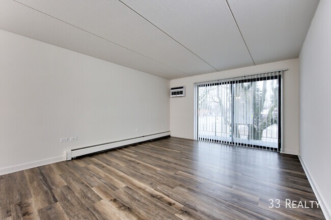 Building Photo - NEWLY Renovated Beautiful Spacious 1 Bedro...