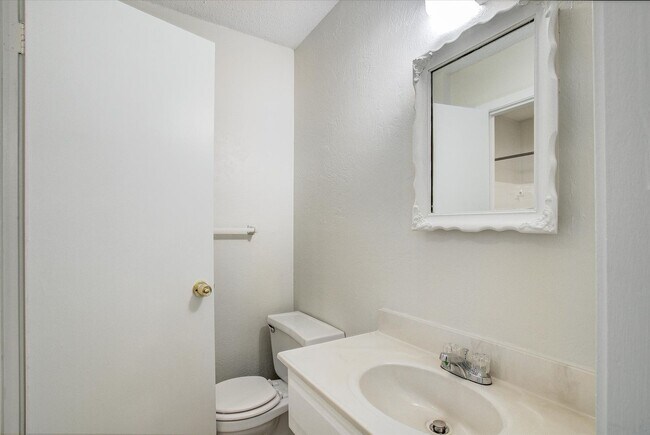 Building Photo - Spacious 3 bedroom Townhome