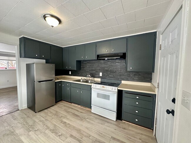 Foto del edificio - Charming 2 bedroom 1 bath home next to the bike trail Less than 3 miles from Sky Lakes and Oregon...