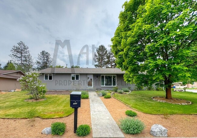 Building Photo - Entertainers Dream Home