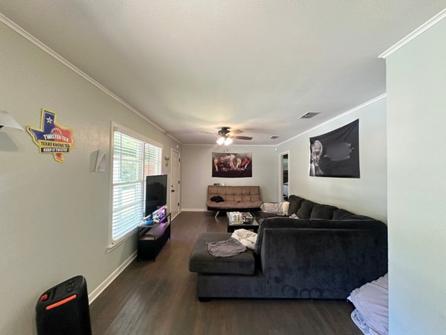 Building Photo - Updated 3-Bedroom Home Near TJC & Medical ...