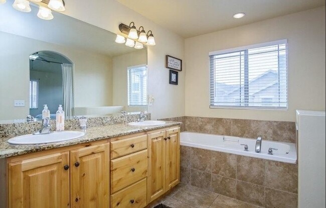 Building Photo - 3857 E Cunninghill Dr