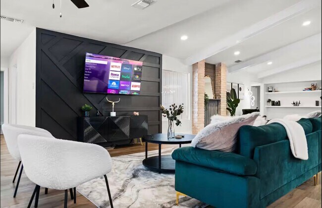 Foto del edificio - Stunning Home with Spacious Layout & Modern Upgrades