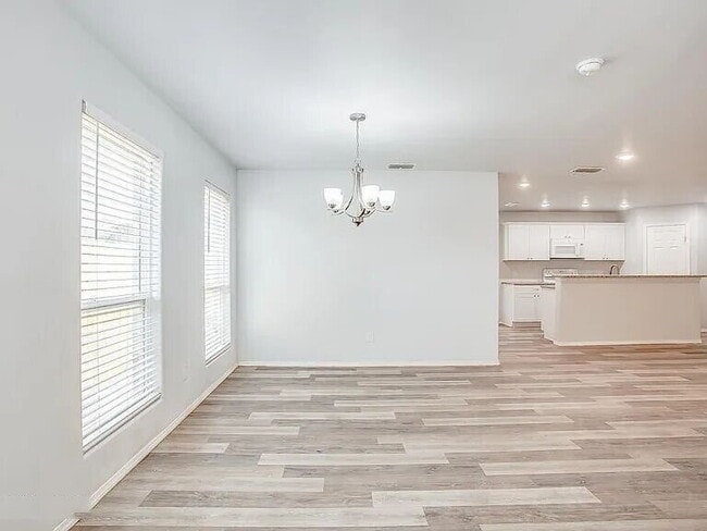 Foto del edificio - Spacious 3-Bedroom Duplex with Open Living Areas