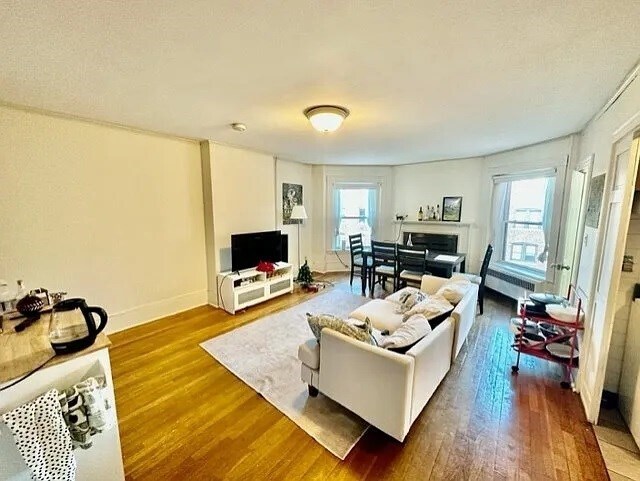 Primary Photo - 912 Beacon St