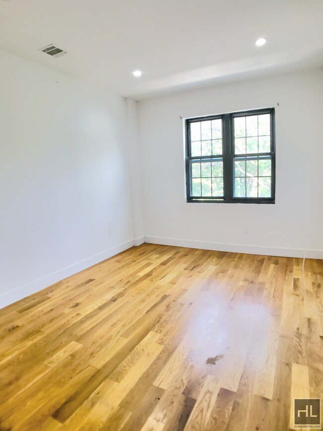 Building Photo - Stunning 1 Bed on Tree Lined Street