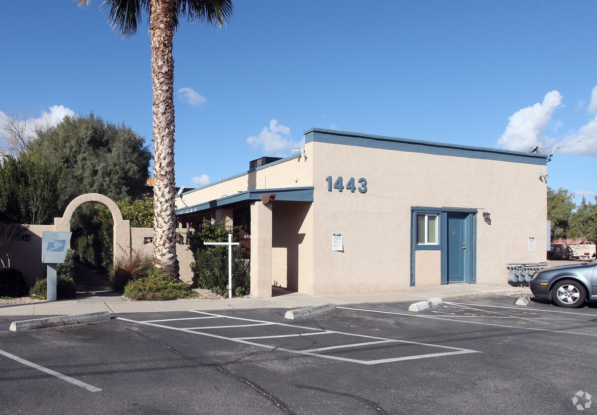 Building Photo - 1417 N Alvernon Way