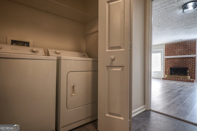 Foto del edificio - 587 Wedgewood Dr