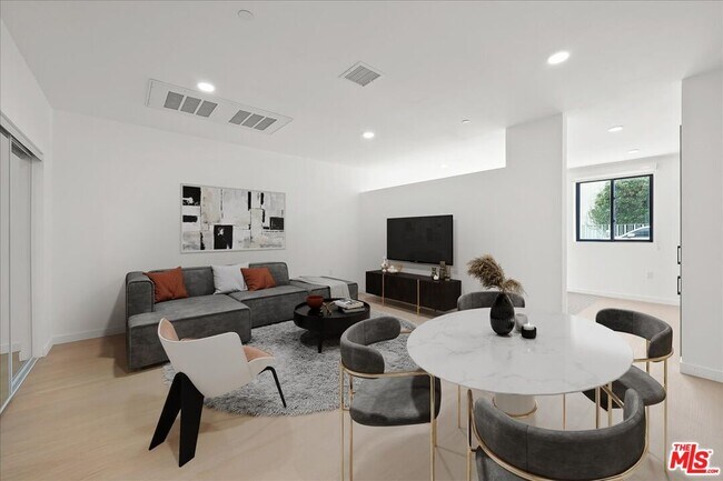 Foto del edificio - 3977 Beverly Blvd