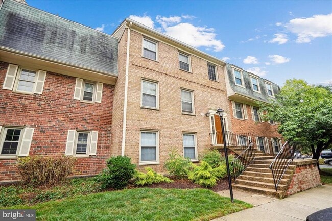 Building Photo - 6016 Westchester Park Dr