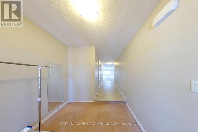 Building Photo - 910 Reeves Ave