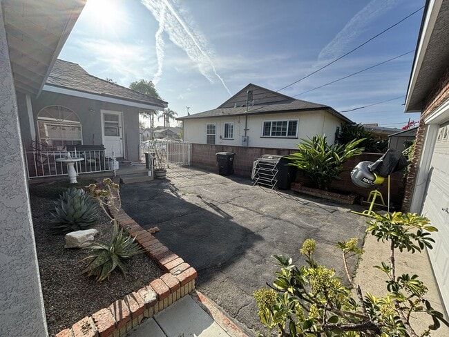 Building Photo - Desirable 3 Bedroom 2 Bathroom House