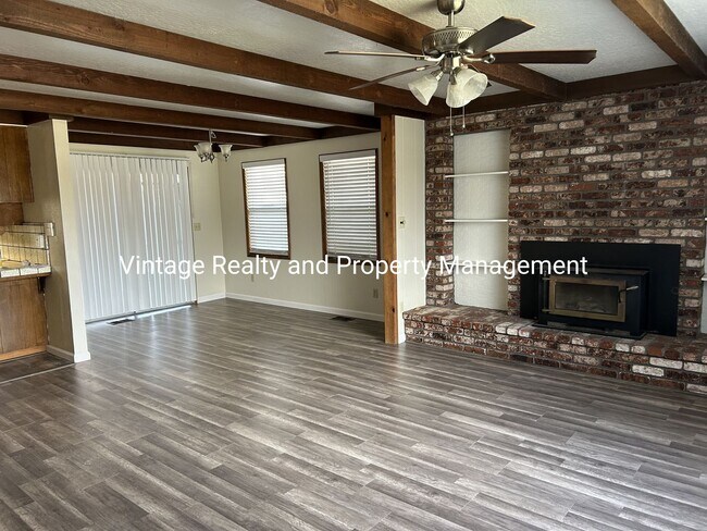 Foto del edificio - Back On The Rental Market Update 3 Bedroom Home With A Swimming Pool!!!