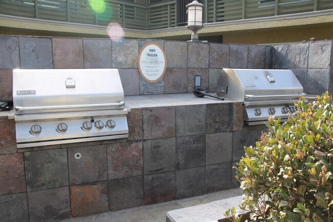 Building Photo - 1410 W Lambert Rd