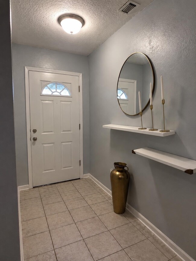 Foto del edificio - 1502 Sudbury Dr
