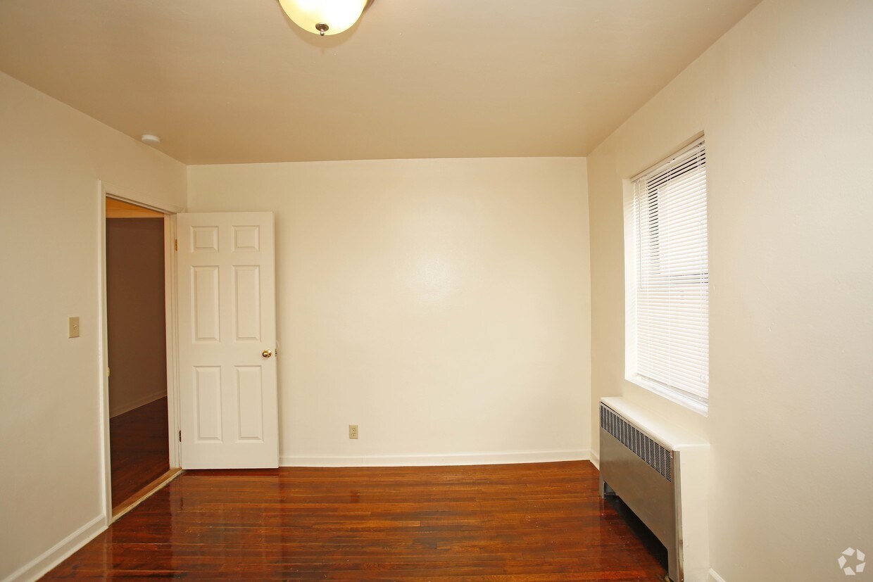 Habitación - 9150 195th St