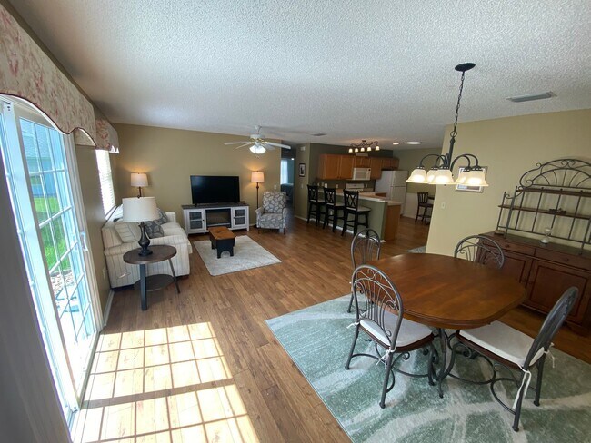 Building Photo - Beautiful 2 + 2 Villa, Turnkey ANNUAL Leas...