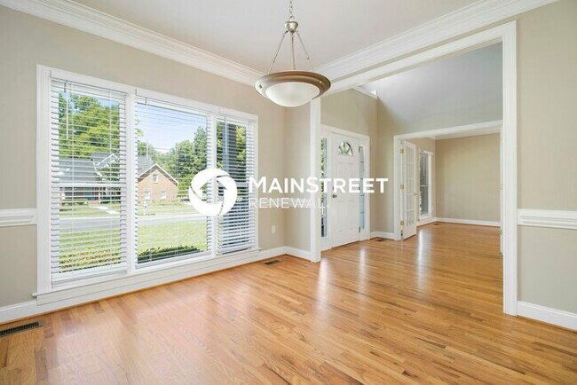 Building Photo - 5 Bedroom Pet-Friendly Home in Charlotte, NC with Main Street Renewal