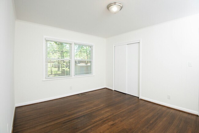 Foto del edificio - 685 Oakmoor Dr