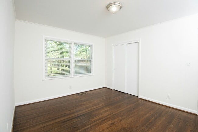 Foto del edificio - 685 Oakmoor Drive