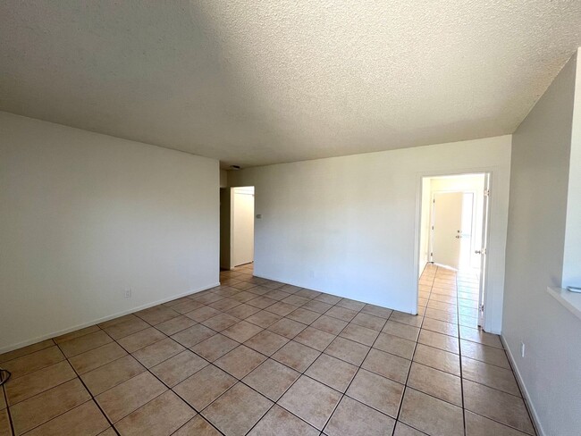 Building Photo - Newly upgraded 2 bedroom home located in C...