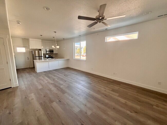 Foto del edificio - 1549 Tyram Grv