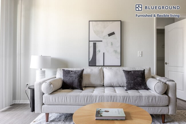 Foto del edificio - 2225 S Beverly Glen Blvd