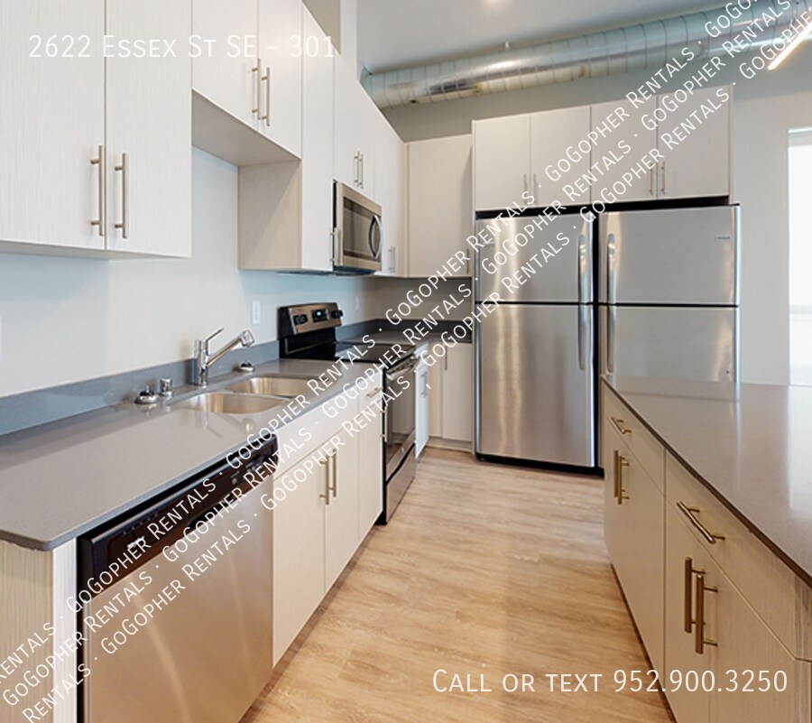 Primary Photo - Modern 5 Bedroom Apartment Close to U of M...