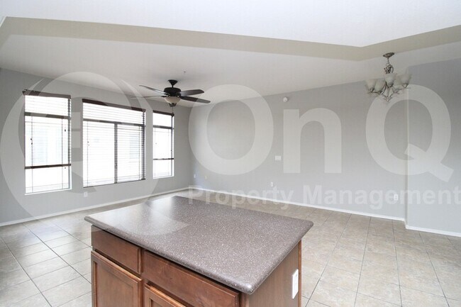 Foto del edificio - 240 W Juniper Ave