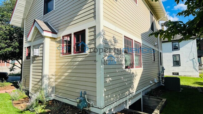 Building Photo - PERFECT MODERN 3 BD AND 2 BATH HOME