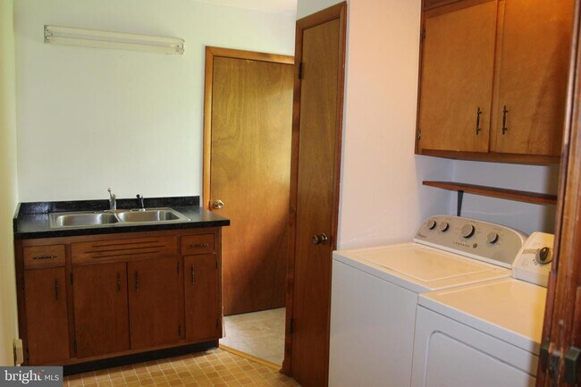 Building Photo - 211 Richard Dr