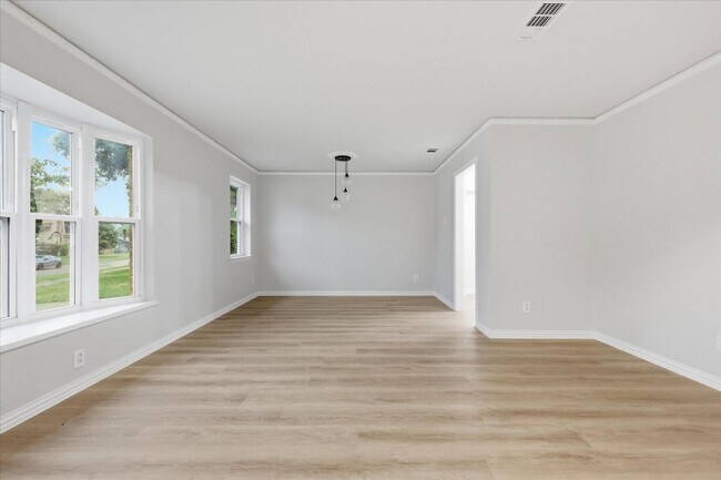 Foto del edificio - 5719 Enchanted Ln