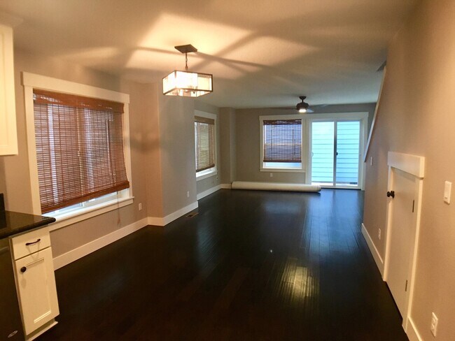 Foto del edificio - Spacious 3br/3.5ba House with Garage & AC in South Tabor Neighborhood
