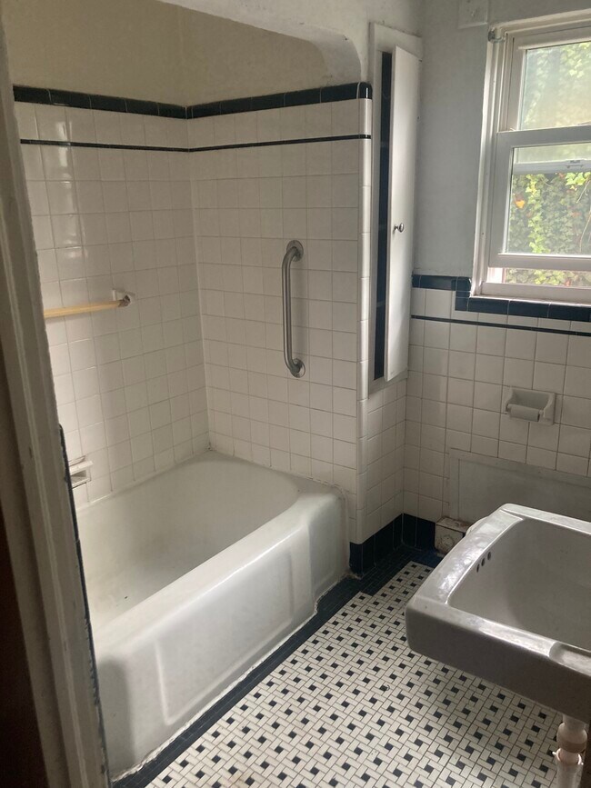 Bath - 84 Academy Ln