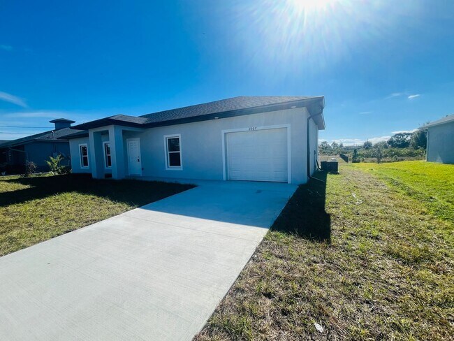 Foto del edificio - BRAND NEW 3/2/1 SINGLE FAMILY HOME--SW LEHIGH ACRES