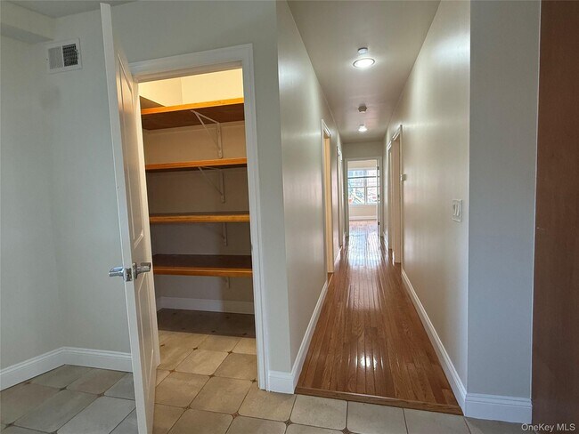 Building Photo - 5 Brandreth St