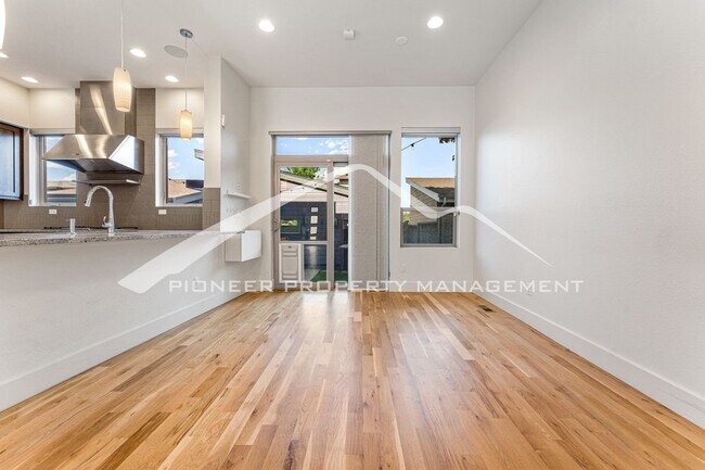 Building Photo - Gorgeous Townhome with Central A/C and 2 C...