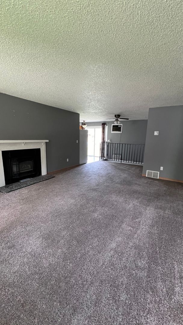 Foto del edificio - Smoking Deal Duplex by Whitworth!!