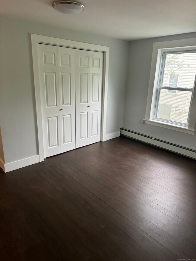 Foto del edificio - 94 W Main St