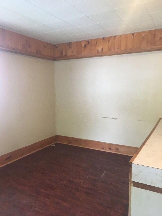 Building Photo - 323 Pleasant St