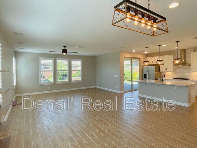 Foto del edificio - 13648 N 144th Dr