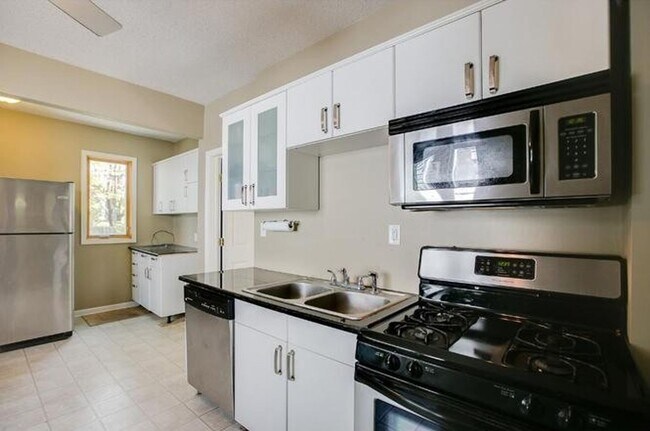 Building Photo - 6 Bdrm/2 Bath In Como w/ Off-street parking