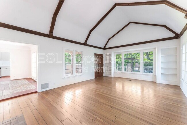 Foto del edificio - 1612 N Genesee Ave