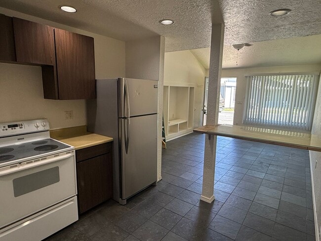 Building Photo - Cozy Condo in NE Bend!