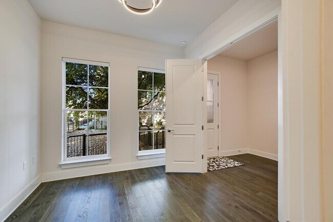 Foto del edificio - 1301 Town Creek Dr