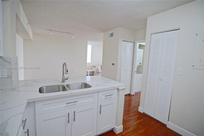 Foto del edificio - 4360 NW 107th Ave