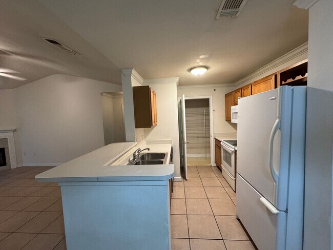 Building Photo - nice and quiet condo in desirable New Tamp...